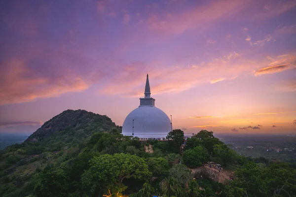 Anuradhapura 'da Mihintale, Sri Lanka alacakaranlıkta