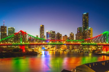 Brisbane gece Avustralya'da hikaye bridge ile