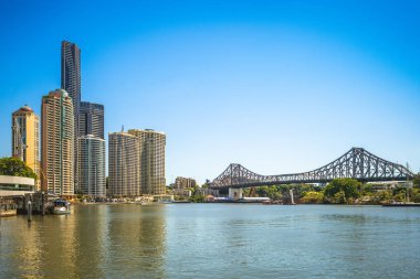 Brisbane gece Avustralya'da hikaye bridge ile