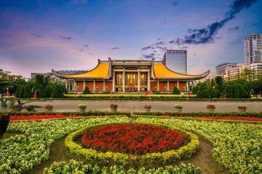 Taipei, Tayvan 'daki Sun Yat sen Memorial Hall. Çince metnin çevirisi 