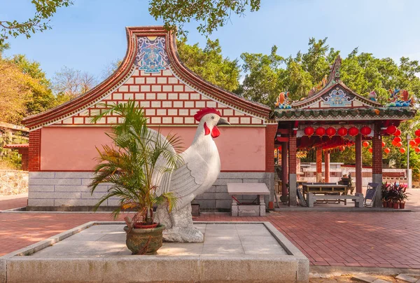 2014年11月9日 一般的な李光の前で風の鶏の像銭寺Lieyuで 風鶏は 風を操作し 悪や害虫から地元の人々を保護するためのお守りです — ストック写真