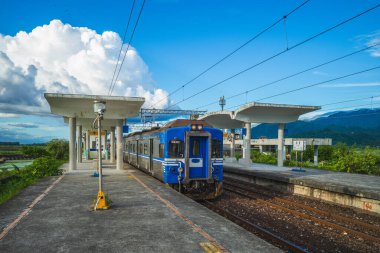 Tayvan, Hualien 'daki Dongli tren istasyonunda tren durağı. Çince metnin çevirisi bu istasyonun adı Dongli 'dir..
