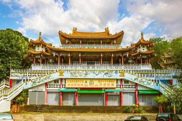 2020年4月21日 位于太湾太通鲤鱼山的龙凤佛寺 始建于1976年 1993年翻新 这个庙宇是献给赵云 孔子和观音的 — 图库照片