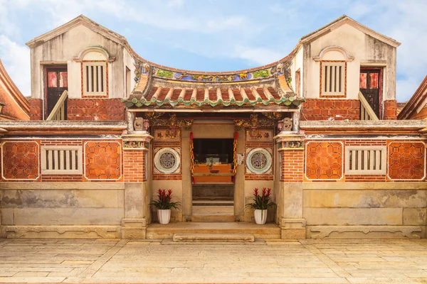 stock image Haizhu Hall of Shanhou Folk Culture Village in kinmen. Haizhu means ocean and pearl. translation of the chinese text is ocean is barrier and pearl shines on hall.