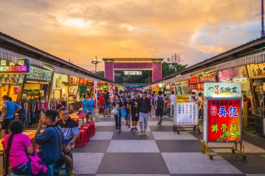 2 Ağustos 2020: Dongdamen Gece Pazarı, Temmuz 2015 'te açıldı ve Hualien City, Tayvan' da yer aldı. 400 'den fazla satıcıyla ilçedeki en büyük gece pazarı. Dongdamen büyük doğu kapısı demek.