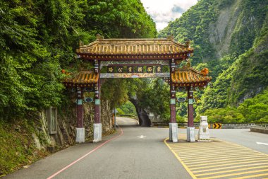 Hualien, Tayvan 'daki Taroko Ulusal Parkı Doğu Girişi Kemer Kapısı. Çince metnin çevirisi Doğu 'dan Batı Cross Island Highway' e