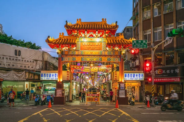 2020年9月2日 台北で最も有名な国際観光ナイトマーケットである華西街夜市は ヘビや足のマッサージ店がある中国のハーブ料理で有名です — ストック写真