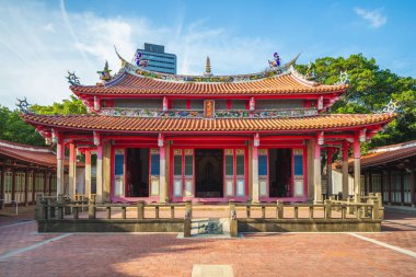 Hsinchu, Tayvan 'daki Konfüçyüs Tapınağı. Çince metnin çevirisi Konfüçyüs tapınağının ana salonu Dacheng Hall 'dur.