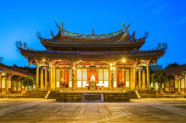 Taipei Konfüçyüs Tapınağı Dalongdong, Taipei, Tayvan 'da. Çince metnin çevirisi Dacheng salonudur..