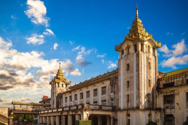 Yangon Merkez Tren İstasyonu, Myanmar 'daki en büyük tren istasyonu.