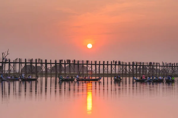 Gün Batımında Amarapura Kasabası Myanmar Daki Bein Köprüsü Silueti — Stok fotoğraf