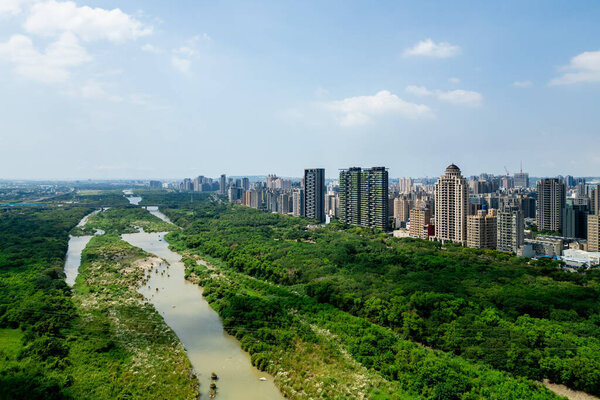 Вид с воздуха на город Чжубэй по реке Туцянь в округе Синьчжу, Тайвань