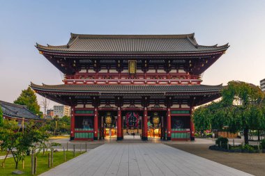 Hozomon Gate, aka Niomon, the inner gate of Sensoji in Asakusa, Tokyo, Japan. Translation: Sensoji Temple and Kobuna District