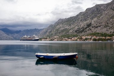 Bir cruise gemi ve tekne Boka Kotor Bay