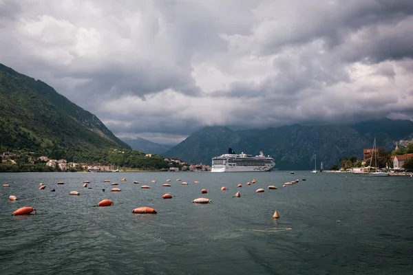 Bir yolcu gemisi Boka Kotor Bay