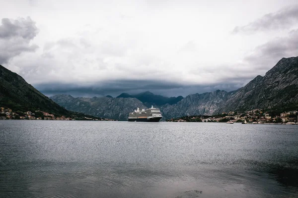 Bir yolcu gemisi Boka Kotor Bay