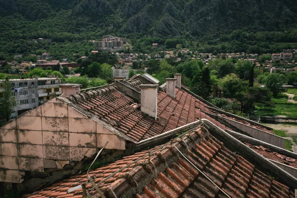 Kiremitli çatıları Kotor şehir, Karadağ