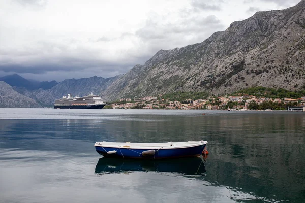 Bir cruise gemi ve tekne Boka Kotor Bay