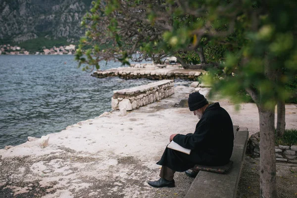 Deniz kıyısında kitap okurken erkek