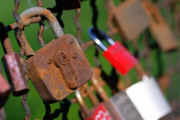 Rostiges Vorhängeschloss Liebesschloss Einer Makroaufnahme Sinnbild Für Alte Oder Lang — Stockfoto