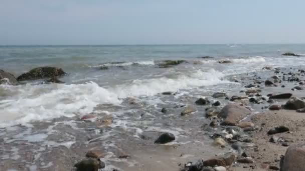 Pan Van Het Strand Aan Een Rotsblok Branding Strand Van — Stockvideo