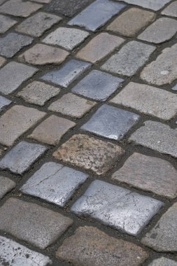 Asfaltlı yolda taşları parçalıyorlar. Detaylı çekim.