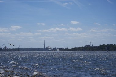 Almanya'nın kuzeyinde Schleswig-Holstein Doğu kıyısı - Kiel iç fiyort - manzaralı Kiel liman alınan