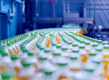 İçecek fabrika iç. Konveyör şişe suyu veya su ile. Modern aletleri