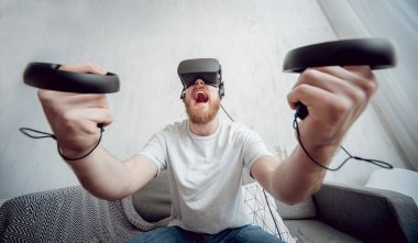 Sanal gerçeklik gözlükleri evde oyunu Genç sakallı adam. VR teknolojileri