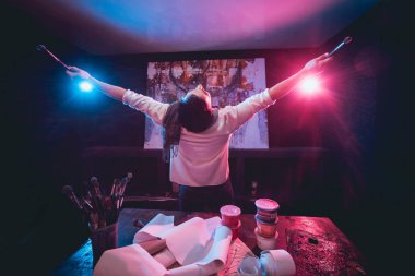 Studio çalışma genç erkek sanatçı