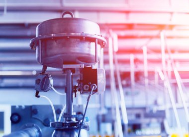 Modern bir bira iç. Varil ve borular. Fabrika iç. Sanayi arka plan