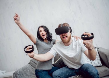 Delikanlı kız sanal gerçeklik ile oyun oynarken ile evde gözlükler. VR teknolojileri