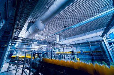 İçecek fabrika iç. Konveyör şişe suyu veya su ile. Modern aletleri