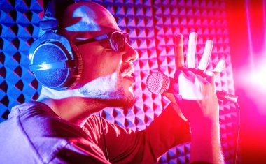 Kayıt stüdyosu olarak bir mikrofon ile şarkıcı söylüyor. Modern arka plan