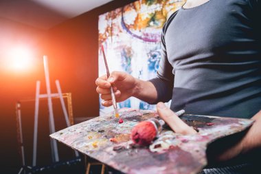 Studio çalışma genç erkek sanatçı