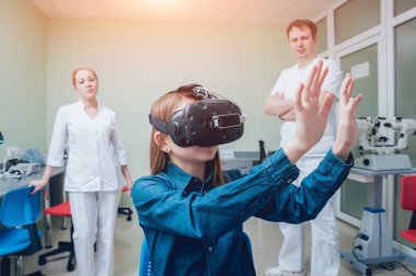 Göz hastalıkları doktor kız vizyon yardımıyla sanal gerçeklik kontrol koruyucu gözlük
