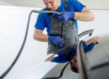 Ön cam otomatik servis istasyonu garajda araba yerine otomobil özel işçi