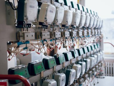 Elektrik donatımı. Elektrik kablo ve crimper. Elektrik sayacı. Arka plan