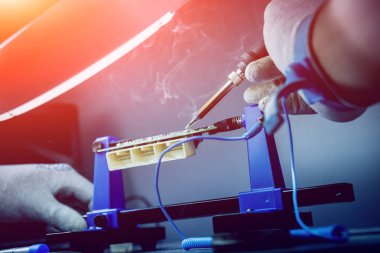 Elektronik cihazların tamiri, lehimleme ve devre kartı görünümünü kapat