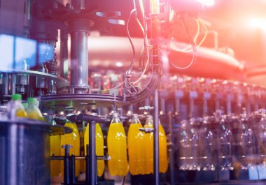 Otomatik Dolum Makinası su Plastik Pet şişe dökülen. Bira üretim. Endüstriyel arka plan.