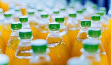 Konveyör şişe suyu veya su ile. İçecekler fabrika ekipmanları. Arka plan