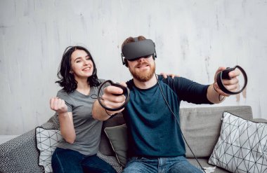 Delikanlı kız sanal gerçeklik ile oyun oynarken ile evde gözlükler. VR teknolojileri