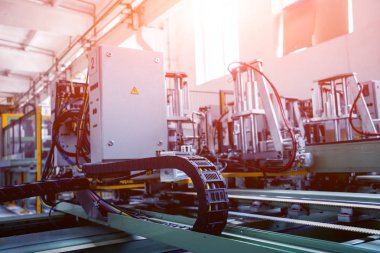 Üretim bir pencere bölmesi için konveyör bant. Endüstri/sanayii donatımı. Arka plan