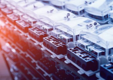 Elektrik donatımı. Elektrik kablo ve crimper. Elektrik sayacı. Arka plan