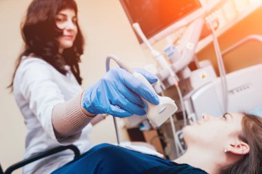Ultrason tarayıcı bir doktor elinde. Tanılama. Ultrason.