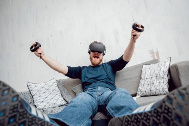 Sanal gerçeklik gözlükleri evde oyunu Genç sakallı adam. VR teknolojileri