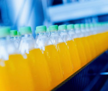 Konveyör şişe suyu veya su ile. İçecekler fabrika ekipmanları. Arka plan