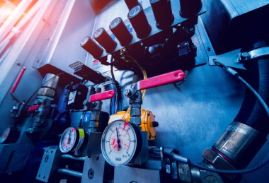 İçecek fabrika iç. Konveyör şişe suyu veya su ile. Modern aletleri