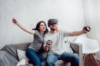 Delikanlı kız sanal gerçeklik ile oyun oynarken ile gözlükler. VR teknolojileri