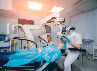 hasta ve cerrah oftalmik ameliyat sırasında işletim odasında